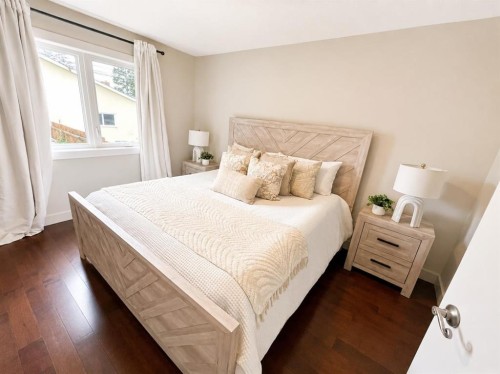 2807 29 Street Sw, Calgary, AB - Indoor Photo Showing Bedroom