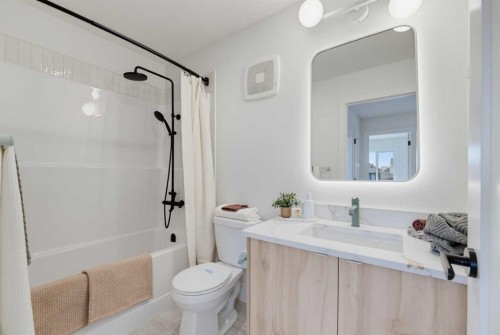 266 Greystone Boulevard, Cochrane, AB - Indoor Photo Showing Bathroom