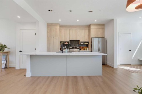 266 Greystone Boulevard, Cochrane, AB - Indoor Photo Showing Kitchen With Upgraded Kitchen