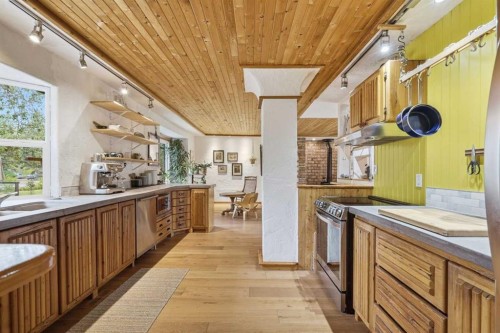 725 Calkins Place, Diamond Valley, AB - Indoor Photo Showing Kitchen