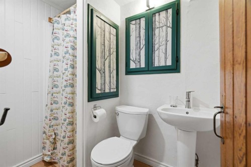 725 Calkins Place, Diamond Valley, AB - Indoor Photo Showing Bathroom