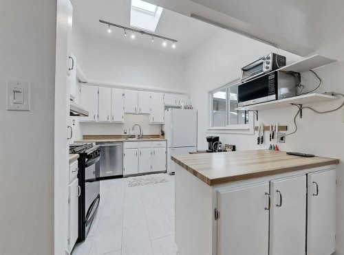 247 Simons Road Nw, Calgary, AB - Indoor Photo Showing Kitchen