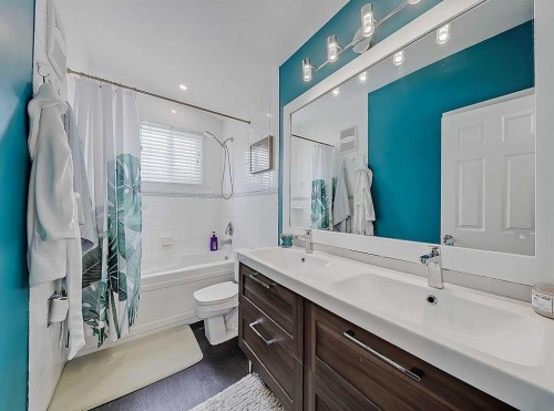 247 Simons Road Nw, Calgary, AB - Indoor Photo Showing Bathroom
