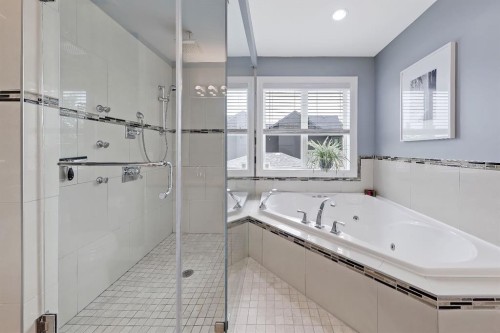 2639 27 Street Sw, Calgary, AB - Indoor Photo Showing Bathroom