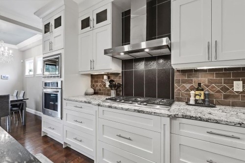 2639 27 Street Sw, Calgary, AB - Indoor Photo Showing Kitchen With Upgraded Kitchen
