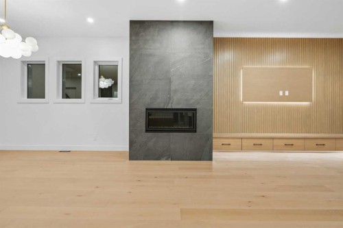 630 27 Avenue Ne, Calgary, AB - Indoor With Fireplace