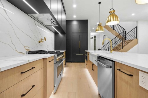 630 27 Avenue Ne, Calgary, AB - Indoor Photo Showing Kitchen