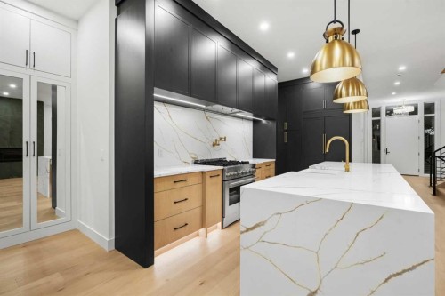 630 27 Avenue Ne, Calgary, AB - Indoor Photo Showing Kitchen With Upgraded Kitchen