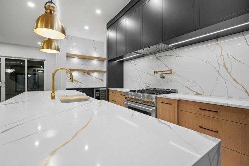 630 27 Avenue Ne, Calgary, AB - Indoor Photo Showing Kitchen With Upgraded Kitchen