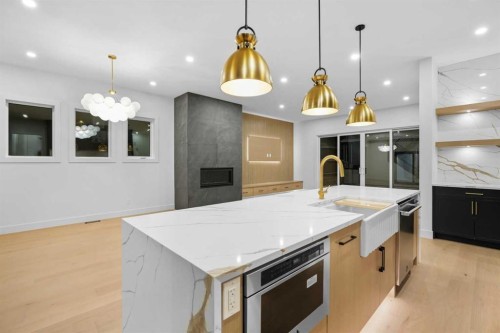 630 27 Avenue Ne, Calgary, AB - Indoor Photo Showing Kitchen With Upgraded Kitchen