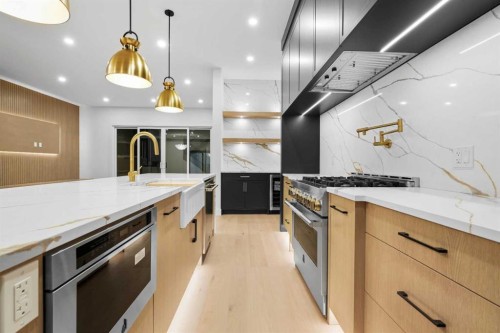 630 27 Avenue Ne, Calgary, AB - Indoor Photo Showing Kitchen With Upgraded Kitchen