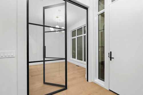 630 27 Avenue Ne, Calgary, AB - Indoor Photo Showing Other Room