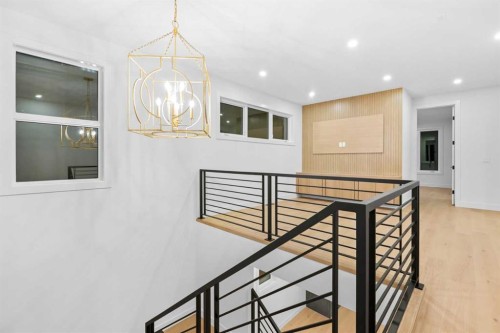 630 27 Avenue Ne, Calgary, AB - Indoor Photo Showing Other Room