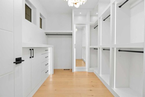 630 27 Avenue Ne, Calgary, AB - Indoor Photo Showing Other Room