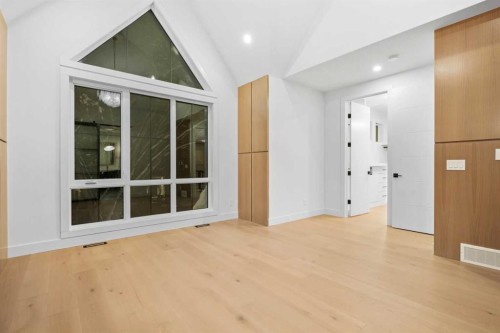 630 27 Avenue Ne, Calgary, AB - Indoor Photo Showing Other Room