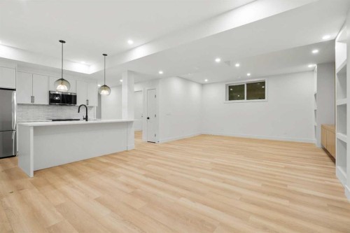 630 27 Avenue Ne, Calgary, AB - Indoor Photo Showing Kitchen With Upgraded Kitchen