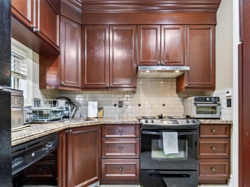 3221 77 Street Sw, Calgary, AB - Indoor Photo Showing Kitchen