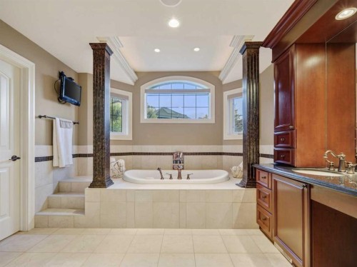3221 77 Street Sw, Calgary, AB - Indoor Photo Showing Bathroom