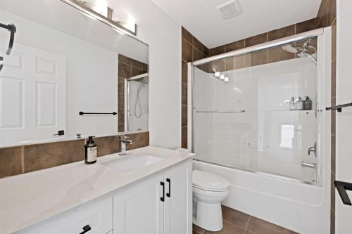 1125 Channelside Drive Sw, Airdrie, AB - Indoor Photo Showing Bathroom