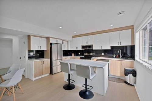 1125 Channelside Drive Sw, Airdrie, AB - Indoor Photo Showing Kitchen
