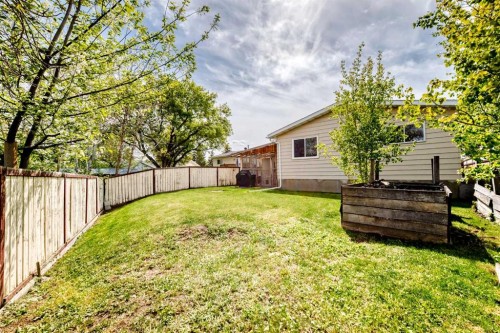 11 Huntstrom Place Ne, Calgary, AB - Outdoor