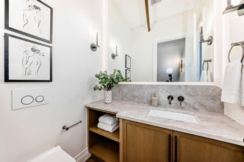 1610 49 Avenue Sw, Calgary, AB - Indoor Photo Showing Bathroom