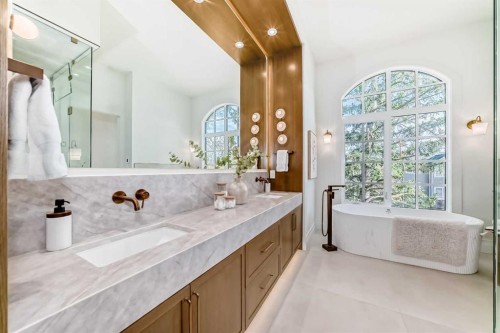 1610 49 Avenue Sw, Calgary, AB - Indoor Photo Showing Bathroom
