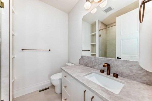 1610 49 Avenue Sw, Calgary, AB - Indoor Photo Showing Bathroom