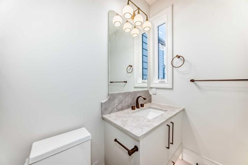 1610 49 Avenue Sw, Calgary, AB - Indoor Photo Showing Bathroom