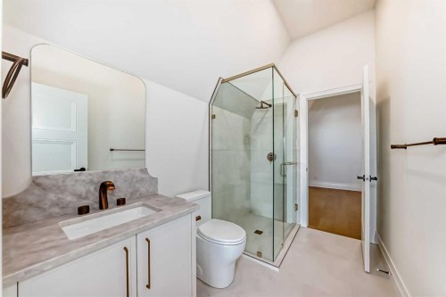 1610 49 Avenue Sw, Calgary, AB - Indoor Photo Showing Bathroom