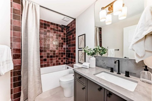 1610 49 Avenue Sw, Calgary, AB - Indoor Photo Showing Bathroom