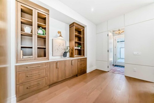 1610 49 Avenue Sw, Calgary, AB - Indoor Photo Showing Other Room