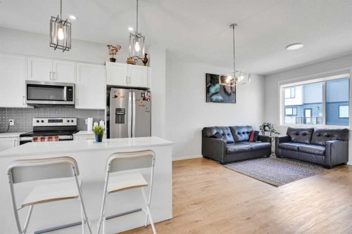 104 Corner Glen Circle Ne, Calgary, AB - Indoor Photo Showing Kitchen