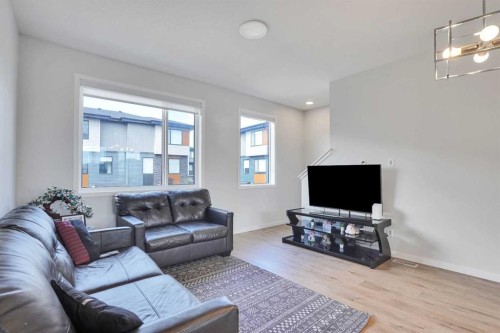 104 Corner Glen Circle Ne, Calgary, AB - Indoor Photo Showing Living Room
