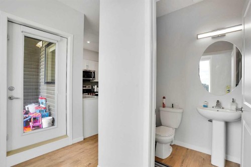 104 Corner Glen Circle Ne, Calgary, AB - Indoor Photo Showing Bathroom