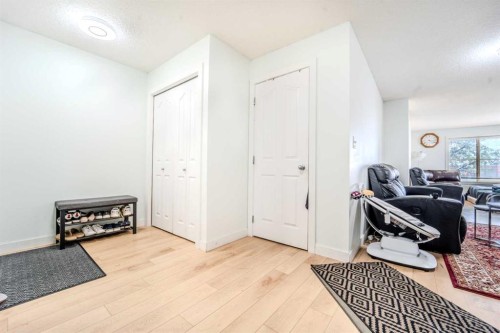 201-7180 80 Avenue Ne, Calgary, AB - Indoor Photo Showing Other Room