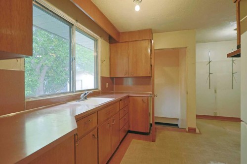 93 Winslow Crescent Sw, Calgary, AB - Indoor Photo Showing Kitchen