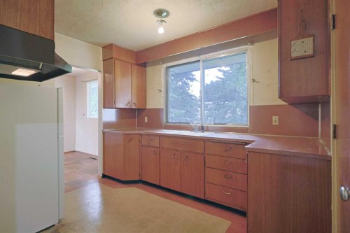 93 Winslow Crescent Sw, Calgary, AB - Indoor Photo Showing Kitchen