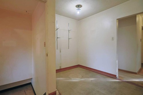 93 Winslow Crescent Sw, Calgary, AB - Indoor Photo Showing Other Room