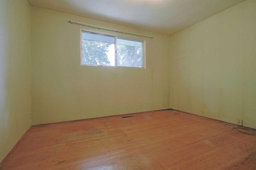 93 Winslow Crescent Sw, Calgary, AB - Indoor Photo Showing Other Room