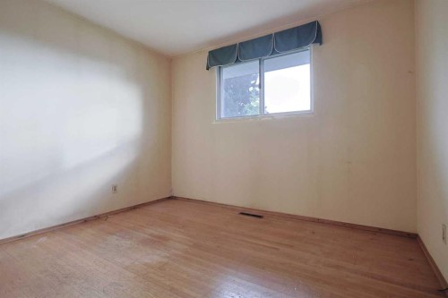 93 Winslow Crescent Sw, Calgary, AB - Indoor Photo Showing Other Room