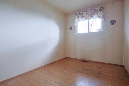 93 Winslow Crescent Sw, Calgary, AB - Indoor Photo Showing Other Room