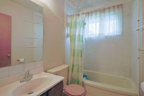 93 Winslow Crescent Sw, Calgary, AB - Indoor Photo Showing Bathroom