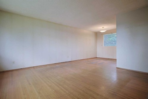 93 Winslow Crescent Sw, Calgary, AB - Indoor Photo Showing Other Room
