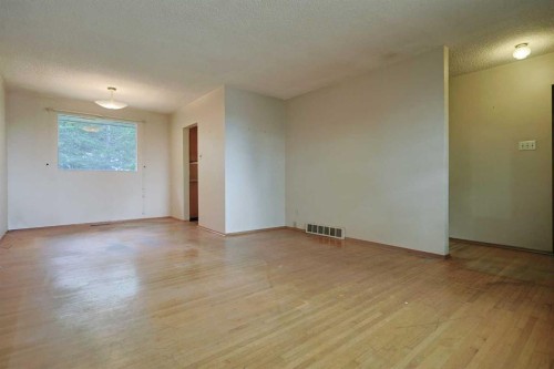 93 Winslow Crescent Sw, Calgary, AB - Indoor Photo Showing Other Room