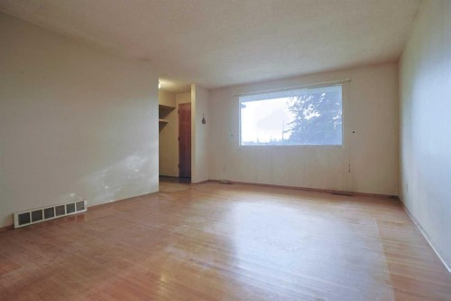 93 Winslow Crescent Sw, Calgary, AB - Indoor Photo Showing Other Room