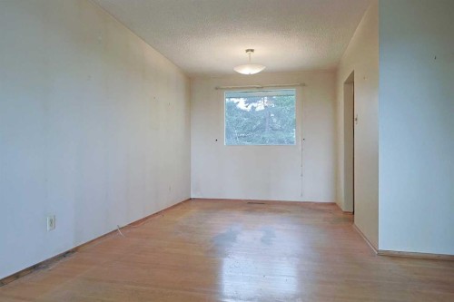 93 Winslow Crescent Sw, Calgary, AB - Indoor Photo Showing Other Room