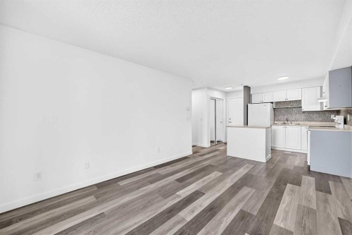 109-1717 60 Street Se, Calgary, AB - Indoor Photo Showing Kitchen