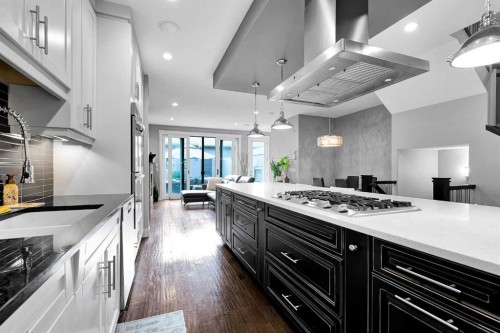 425 21 Avenue Nw, Calgary, AB - Indoor Photo Showing Kitchen With Upgraded Kitchen