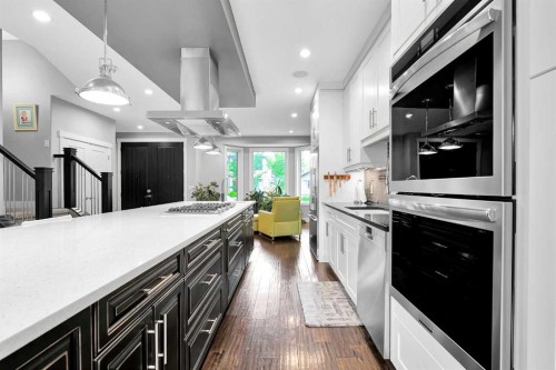 425 21 Avenue Nw, Calgary, AB - Indoor Photo Showing Kitchen With Upgraded Kitchen